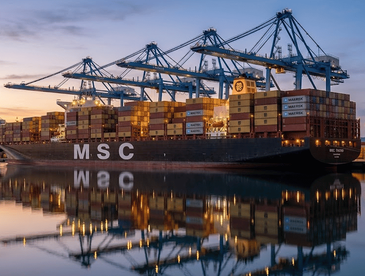 Nave portacontainer MSC e Maersk in fase di scarico in un porto italiano, simbolo del potenziamento delle rotte mediterranee.