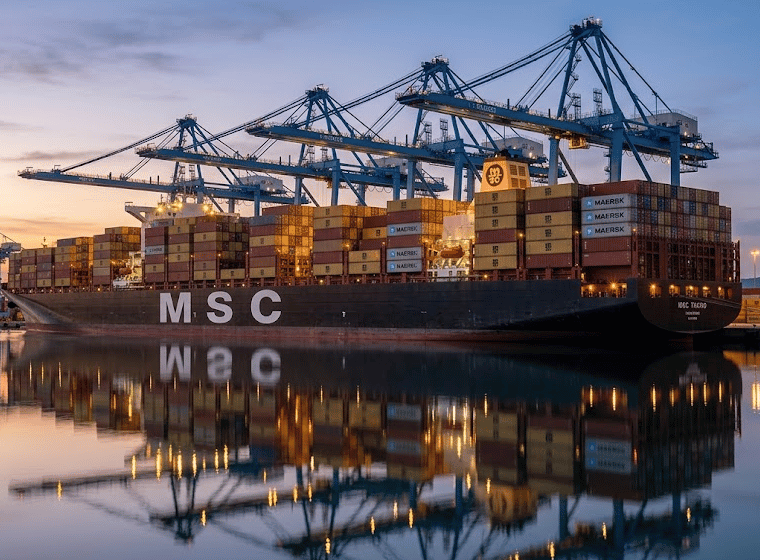 Nave portacontainer MSC e Maersk in fase di scarico in un porto italiano, simbolo del potenziamento delle rotte mediterranee.