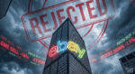 Un palazzo di uffici con logo eBay che sovrasta un piccolo store GameStop, con grafici finanziari rossi sullo sfondo.