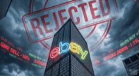 Un palazzo di uffici con logo eBay che sovrasta un piccolo store GameStop, con grafici finanziari rossi sullo sfondo.